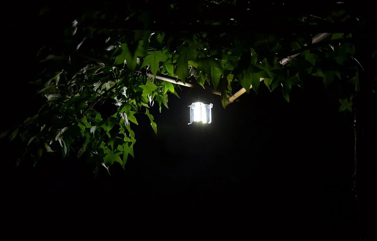 LED Camping Lamp 2 In 1 Hoge Kwaliteit - Zaklamp En Campinglamp - Inclusief AA Batterijen - Afbeelding 5