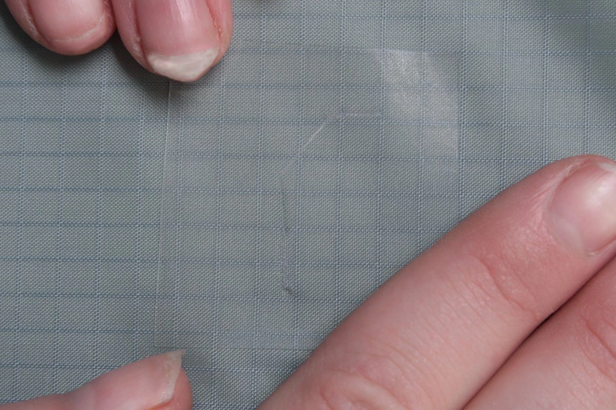 ESVO Reparatietape Voor Permanente Reparatie Van Stoffen 28 X 7,6 Cm - Afbeelding 4